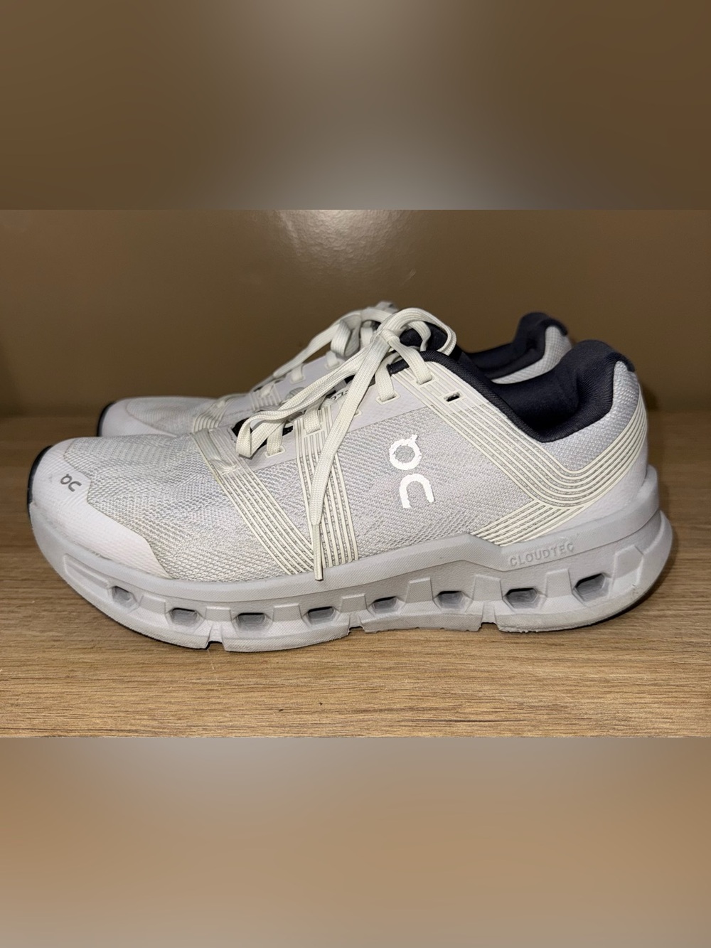 ON RUNNING CLOUD GO Grey Cloud-style Running Sneakers. Size 8W.